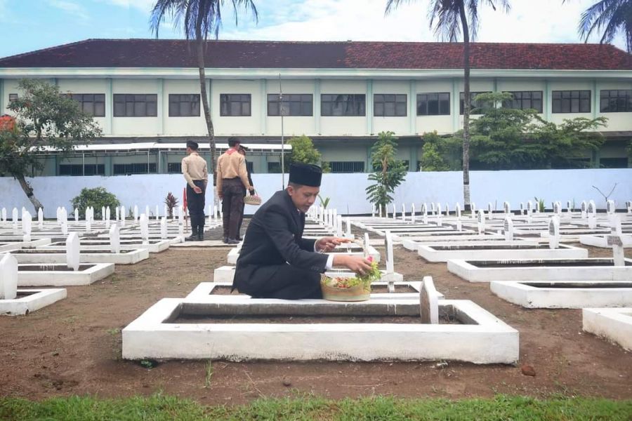 HUT TNI ke - 77, Wabub Trenggalek Ziarah di Makam Pahlawan