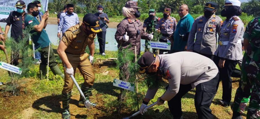 Lestarikan Alam, Kapolres Trenggalek Gelar Tanam Ratusan Ribu Pohon