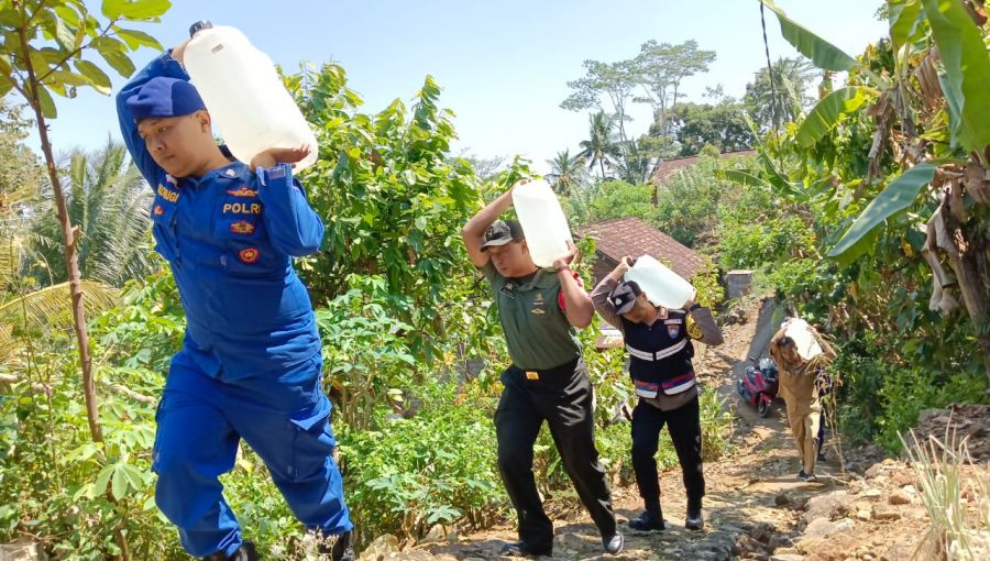 Medan Berat Tak Surutkan Langkah Polsek Watulimo Dropping Air Bersih Kepada Warga Ngembel