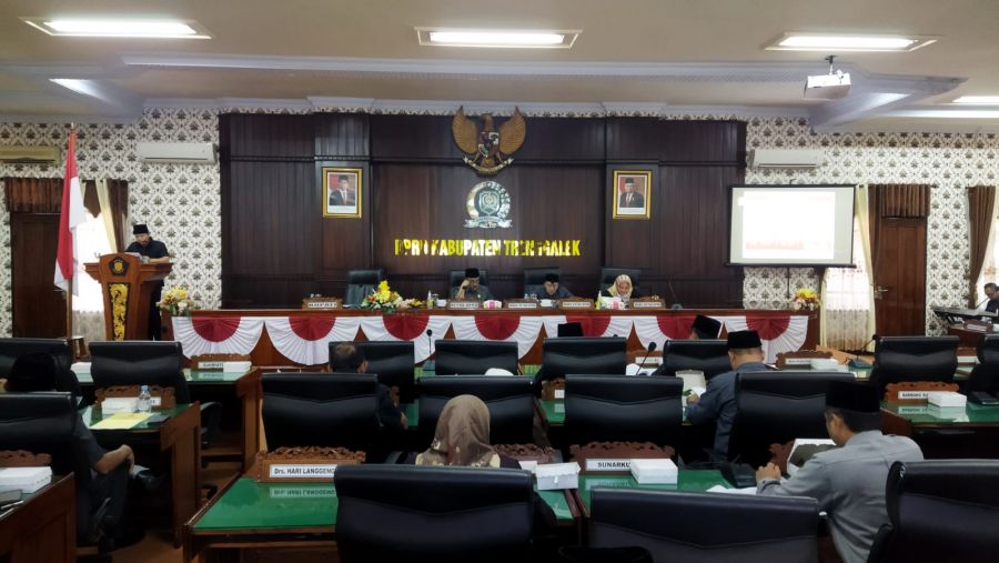 Rapat Paripurna DPRD Kabupaten Trenggalek Tentang Jawaban Bupati Terhadap Pandangan Umum Fraksi