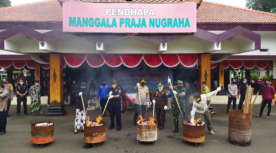 Ribuan Rokok Tanpa Cukai dan miras di Trenggalek Dimusnahkan