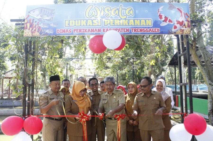 Sekda Trenggalek Buka Wisata Balai Benih Ikan, Ajak Anak-anak Kenali Jenis Ikan dan Pentingnya Gizi