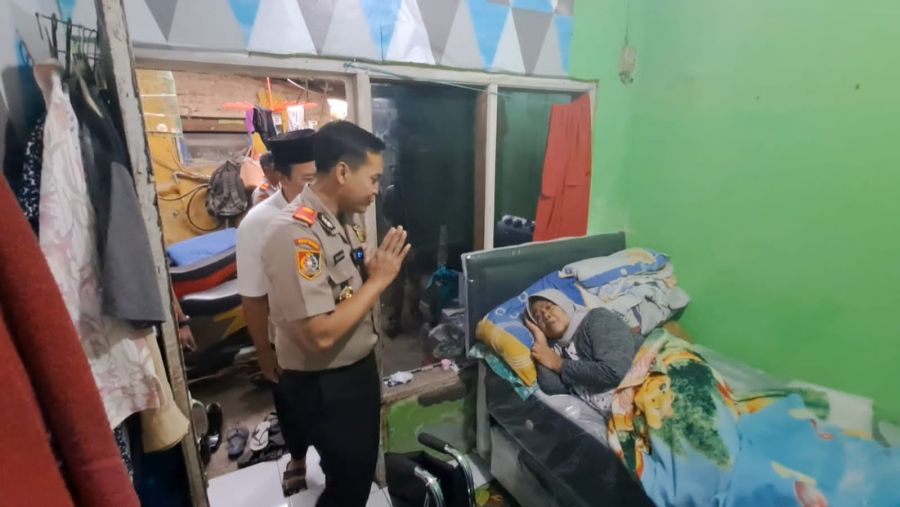 Serdik Sespimmen Dikreg ke-63 Heru Dwi Purnomo Berikan Bantuan Kursi Roda untuk Warga