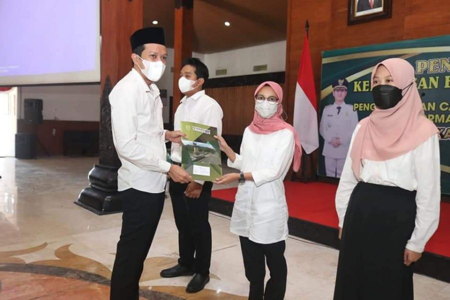 Wabub Trenggalek Serahkan SK CPNS Formasi 2021